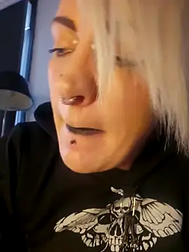 Snapshot of PinkTheHawk chatting on September 28, 2025, 9:42 pm PinkTheHawk online show from September 28, 2025, 9:42 pm