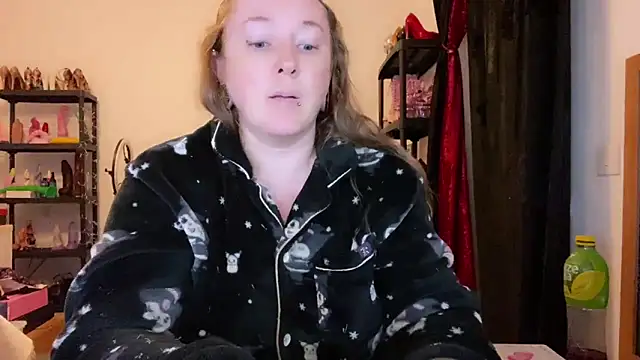 kisicaxx online show from December 14, 2025, 6:12 pm