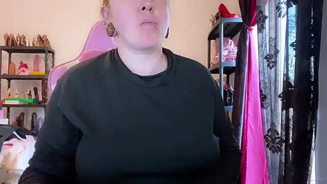 kisicaxx online show from February 8, 2026, 2:42 pm