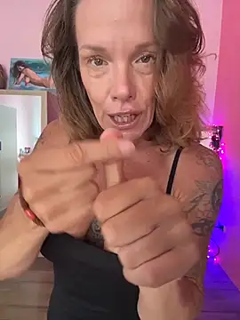 mommyselenafit  online show from April 1, 2026, 1:17 am