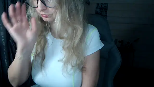 RubiLakros online show from November 26, 2025, 8:10 pm