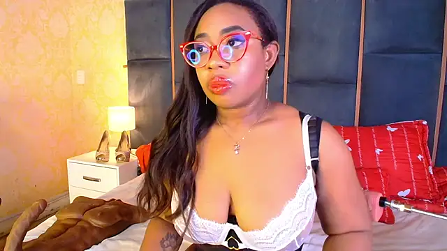 Snapshot of CaseyMoon chatting on November 16, 2025, 12:33 pm CaseyMoon online show from November 16, 2025, 12:33 pm