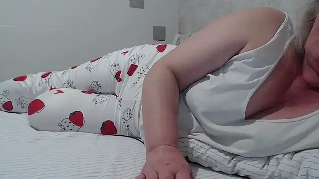 Snapshot of Miss_Night21 chatting on February 26, 2025, 5:39 pm Miss Night21 online show from February 26, 2025, 5:39 pm