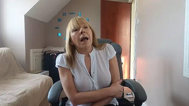 Snapshot of hollyjanesmith chatting on December 6, 2024, 12:05 pm hollyjanesmith online show from December 6, 2024, 12:05 pm