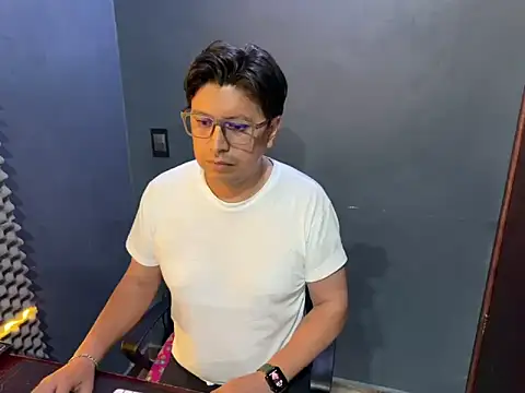 Snapshot of TheSantis chatting on March 14, 2025, 2:31 am TheSantis online show from March 14, 2025, 2:31 am