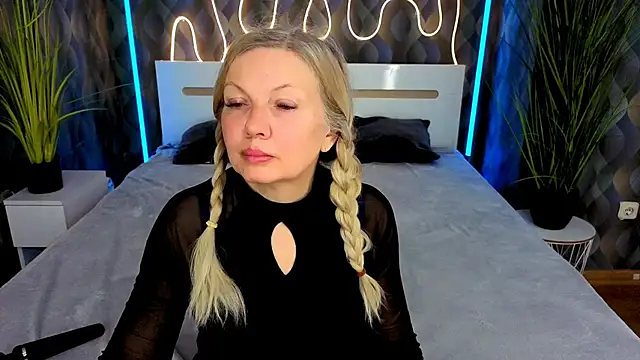 Abby Moore  online show from April 25, 2026, 12:52 pm