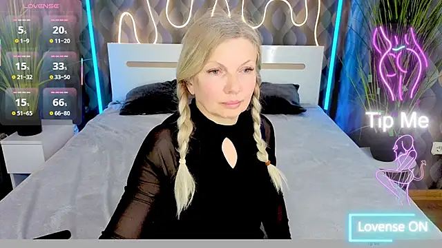 Abby Moore  online show from April 25, 2026, 1:41 pm