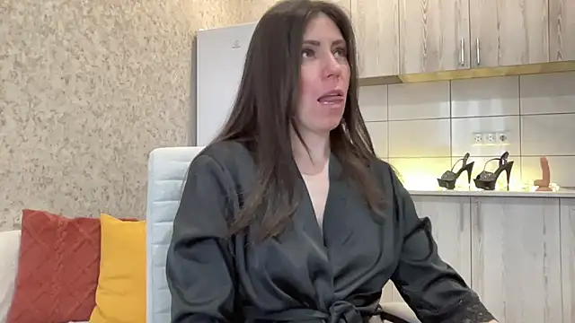 HotyWinter online show from April 18, 2026, 5:00 am