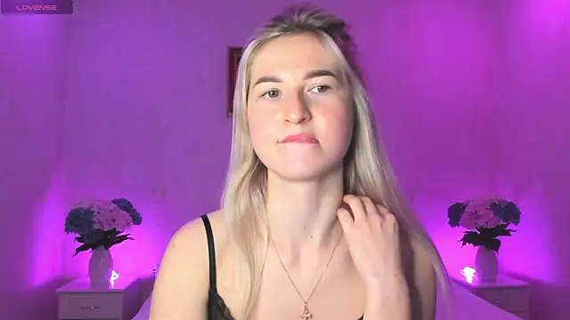 AnnaCarrera online show from December 18, 2024, 8:36 pm