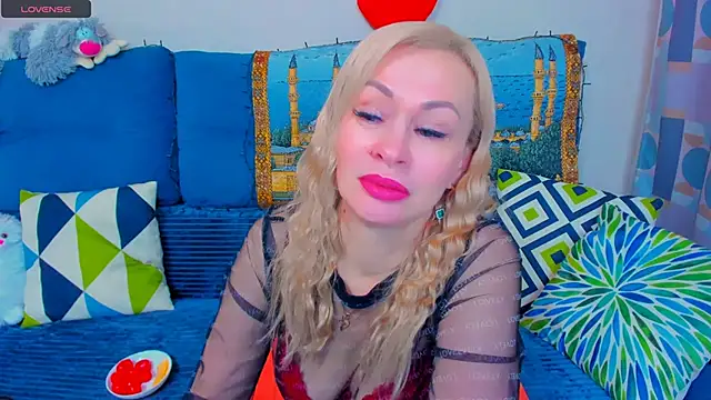 EllenMoore online show from December 18, 2024, 2:42 am