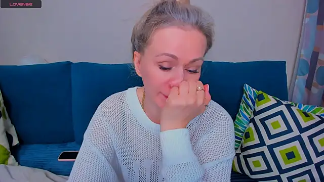 EllenMoore online show from September 12, 2025, 3:06 am