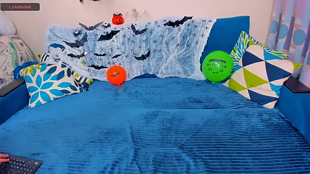 EllenMoore online show from November 1, 2025, 3:08 am