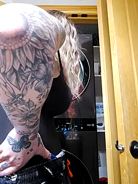 LilyOrion online show from February 6, 2025, 7:18 pm