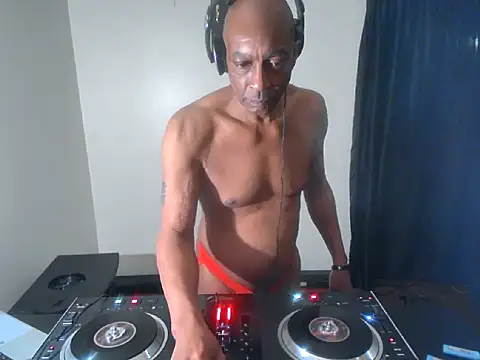 longdick4you8686 online show from February 23, 2025, 2:07 am