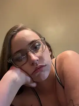 Snapshot of Esmerelda69 chatting on November 28, 2025, 5:26 pm Esmerelda69 online show from November 28, 2025, 5:26 pm