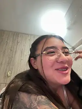 vaneelee online show from November 25, 2025, 3:28 am