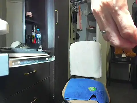 Angelchezcka online show from April 7, 2026, 6:47 am