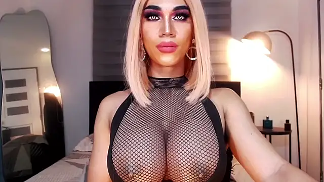 Snapshot of MassiveCockxMistress chatting on January 17, 2025, 8:00 pm MassiveCockxMistress online show from January 17, 2025, 8:00 pm