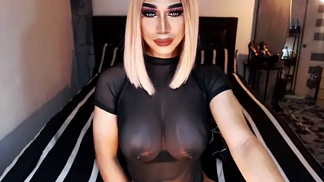 Snapshot of MassiveCockxMistress chatting on April 10, 2026, 1:00 am MassiveCockxMistress online show from April 10, 2026, 1:00 am