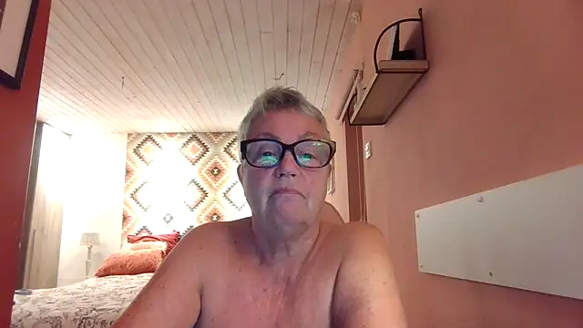 GrannyChrissy68 online show from September 17, 2025, 9:38 pm