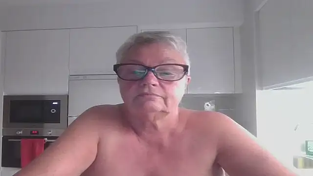 GrannyChrissy68 online show from October 9, 2025, 7:45 pm