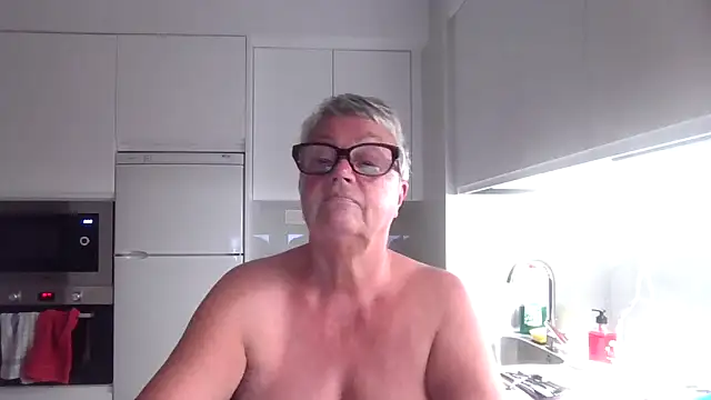 GrannyChrissy68 online show from October 16, 2025, 9:49 pm