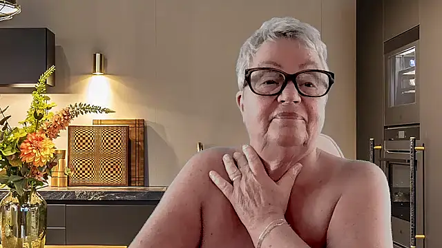 GrannyChrissy68 online show from March 3, 2026, 9:21 pm