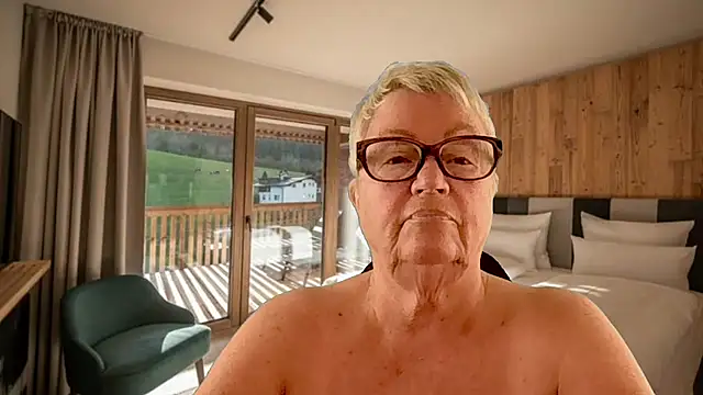 GrannyChrissy68 online show from March 12, 2026, 12:22 pm