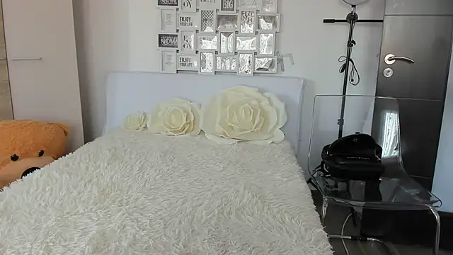 sweetemy4u online show from February 14, 2025, 9:13 am