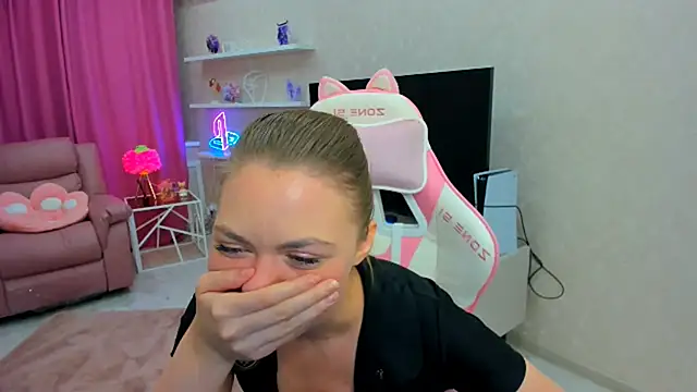 Strawberrye online show from October 9, 2025, 3:59 am