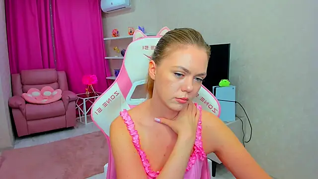Snapshot of Strawberrye chatting on April 27, 2026, 3:26 am Strawberrye online show from April 27, 2026, 3:26 am