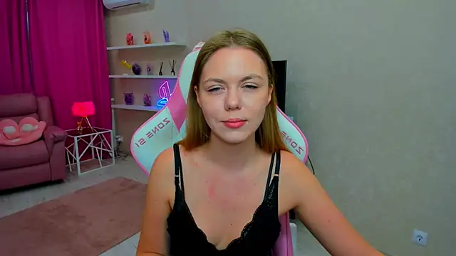 Snapshot of Strawberrye chatting on May 10, 2026, 11:15 am Strawberrye online show from May 10, 2026, 11:15 am