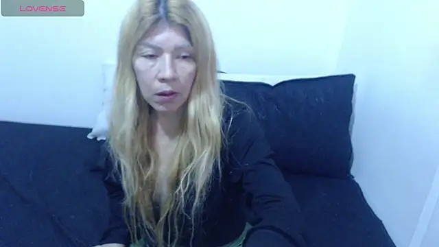 Snapshot of Dulce-Bella chatting on April 19, 2026, 3:11 pm Dulce-Bella online show from April 19, 2026, 3:11 pm