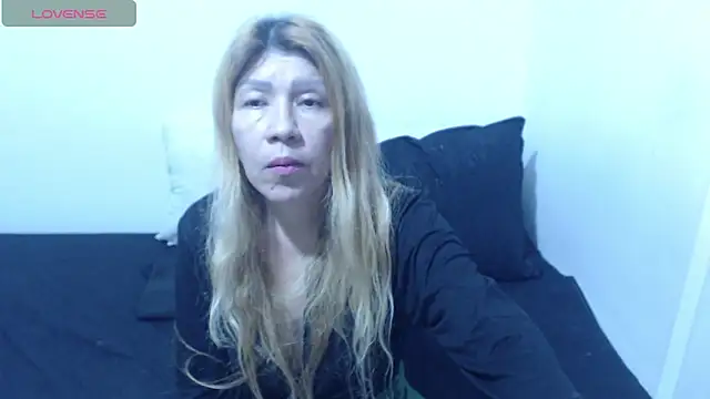 Snapshot of Dulce-Bella chatting on May 8, 2026, 2:44 pm Dulce-Bella online show from May 8, 2026, 2:44 pm