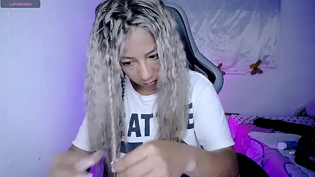 ninatiny online show from December 5, 2025, 10:46 am