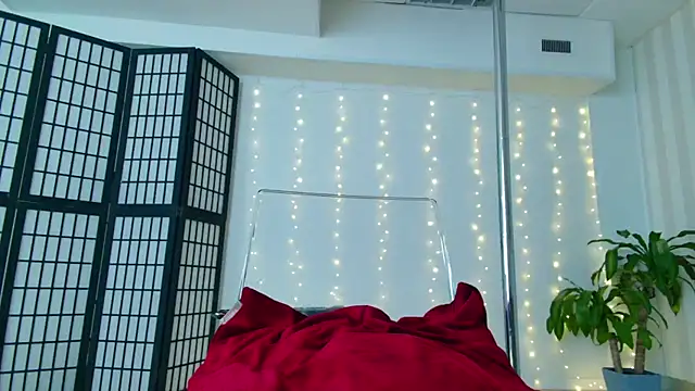 girl nextd00r online show from February 5, 2025, 4:14 pm