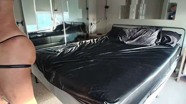 MikyFoxx online show from December 17, 2025, 10:38 pm