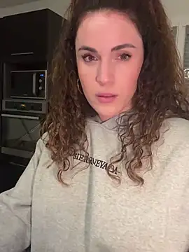 Clara-xoxo online show from February 6, 2025, 8:02 pm