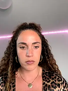 Clara-xoxo online show from October 21, 2025, 2:18 pm