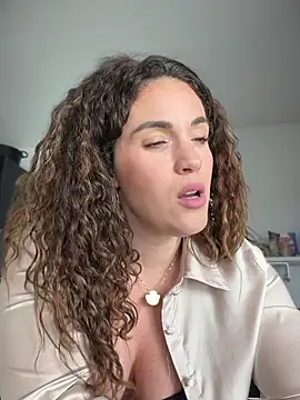 Clara-xoxo online show from February 18, 2026, 1:40 pm