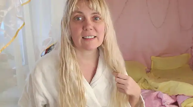 SunnySylvia online show from December 25, 2024, 12:05 pm