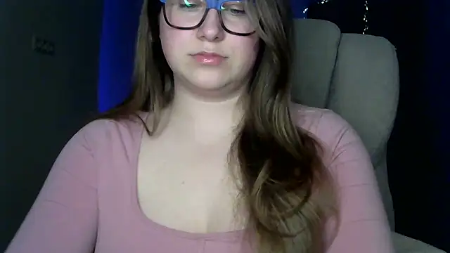Snapshot of SeasonalSomeone chatting on April 19, 2026, 11:18 pm SeasonalSomeone online show from April 19, 2026, 11:18 pm