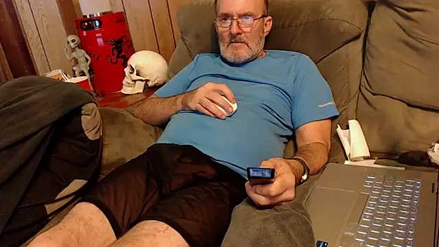 Snapshot of snickers1 chatting on October 15, 2025, 2:06 pm snickers1 online show from October 15, 2025, 2:06 pm