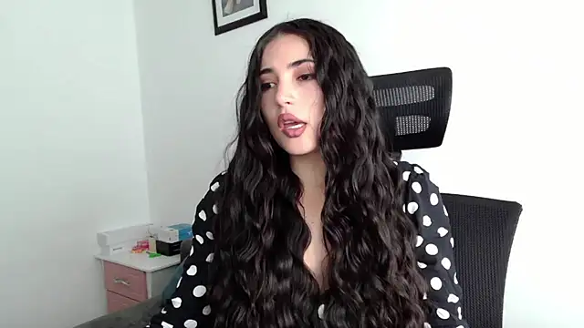 Snapshot of Honey_Aynur20 chatting on February 2, 2025, 3:39 pm Honey Aynur20 online show from February 2, 2025, 3:39 pm