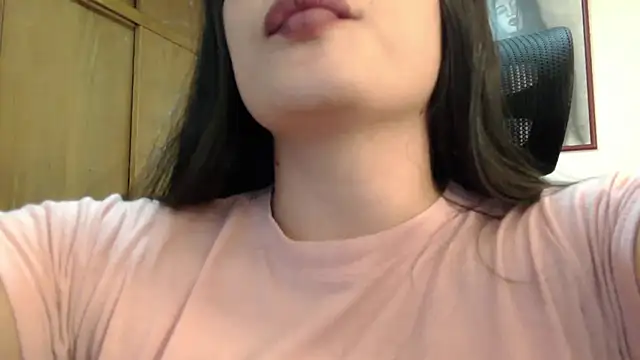 Snapshot of Honey_Aynur20 chatting on February 26, 2025, 10:20 pm Honey Aynur20 online show from February 26, 2025, 10:20 pm