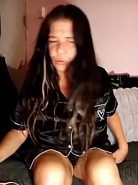 Leanne43 online show from November 14, 2025, 9:35 pm