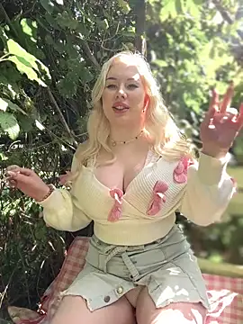 LaraHollywood online show from September 18, 2025, 6:26 am