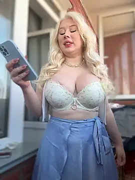 LaraHollywood online show from October 1, 2025, 3:34 am