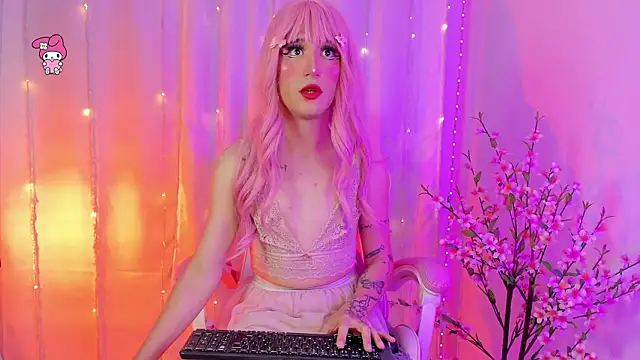 rosseblondee online show from June 17, 2026, 7:48 pm