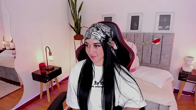 EmmyEvans1 online show from January 3, 2025, 9:05 pm